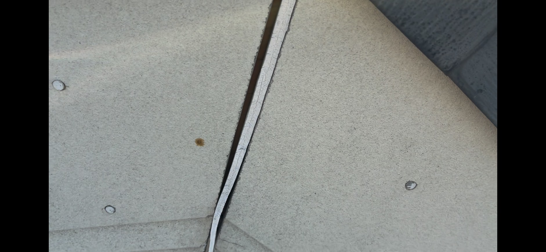 白い破風板のシーリング切れ